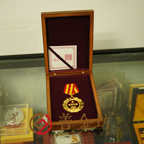 山西仟源醫(yī)藥獎?wù)耞銀幣制作 紀念幣制作 紀念章制作 制作紀念幣 定做紀念幣 定做銀幣 制作金幣 員工福利 會議表彰 金章制作 獎?wù)轮谱? width=